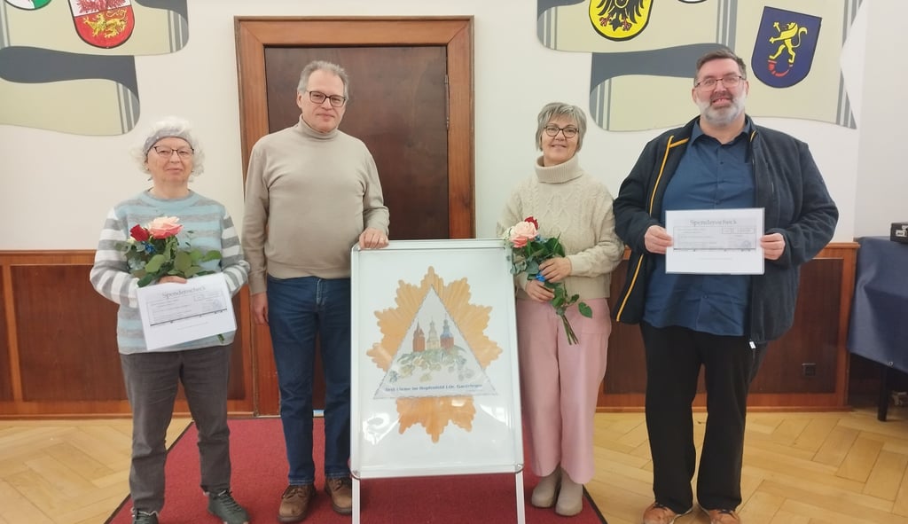 Zwei Vereine erhielten von der Gardelegener Freimaurerloge eine Spende: hier Anette Bernstein vom Kultur- und Denkmalpflegeverein (von links), Freimaurer Guido Steffen sowie Gisela Thunecke und Marcel Heins vom Lindstedter Förderverein.