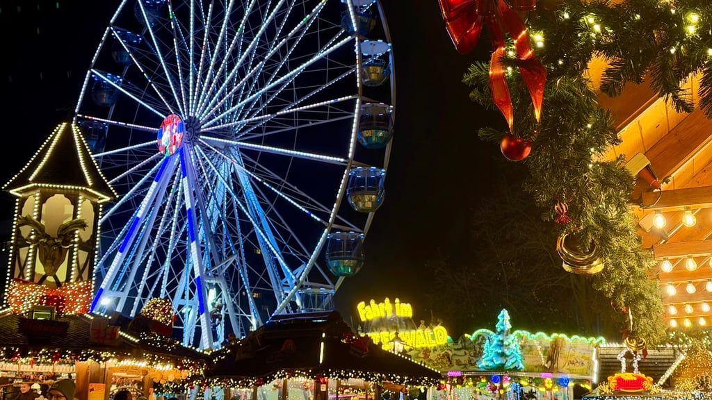 Blick auf das Riesenrad beim Magdeburger Weihnachtsmarkt 2025. Für dieses Jahr sind noch etliche Fragen unbeantwortet.