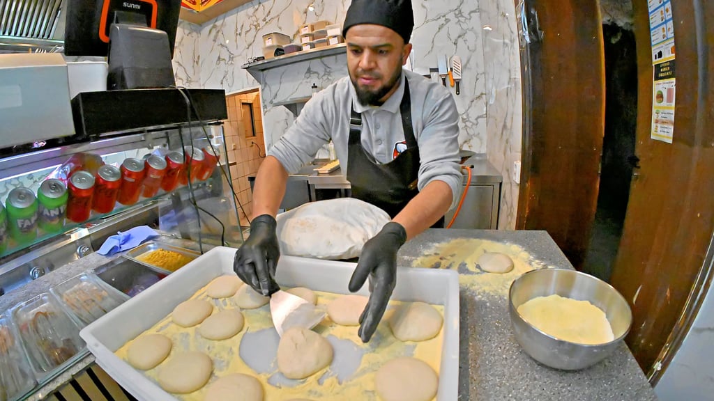 Hassahn Alalwan backt im Bistro Orienta in der Ascherslebener Taubenstraße jeden Tag frisches Fladenbrot. 