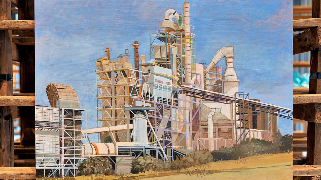 Von Dessau nach Kuba: Zementwerk „Karl Marx“, 2025 gemalt von Antje Schiffers. Präsentiert wird das Bild an Holzregalen aus der Trocknung der alten Ziegelei in Westeregeln im Salzlandkreis.  