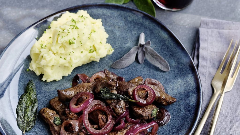 Klassische Beilage mit Twist: Balsamico-Zwiebeln ergänzen gebratene Leber ideal.