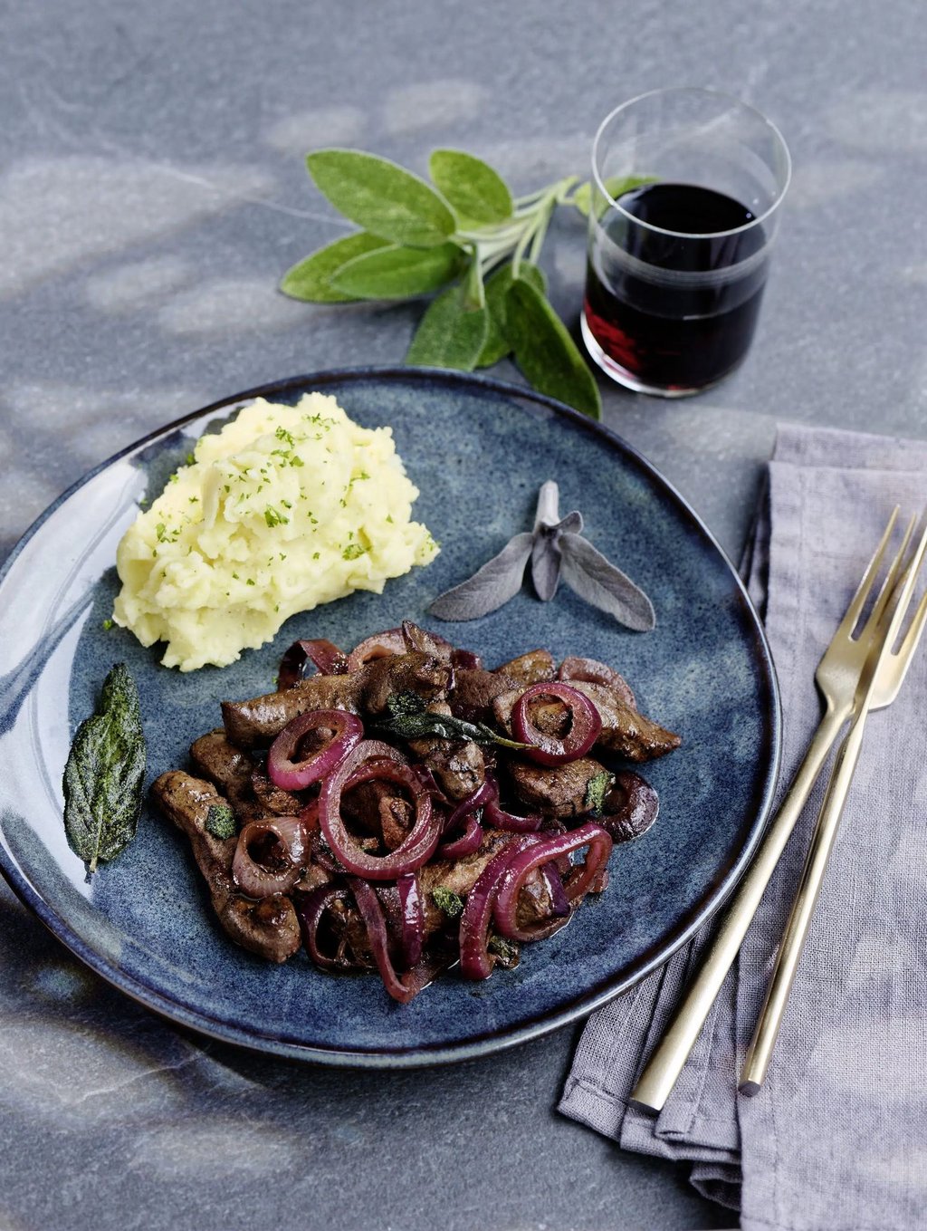 Klassische Beilage mit Twist: Balsamico-Zwiebeln ergänzen gebratene Leber ideal.