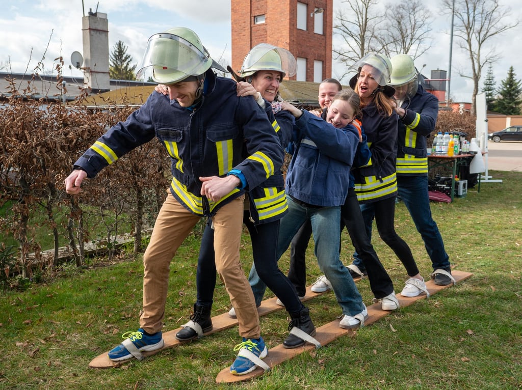Lustige Spiele wie hier beim 2. Gommeraner Frühlingsmarsch stehen auf der Tagesordnung.
