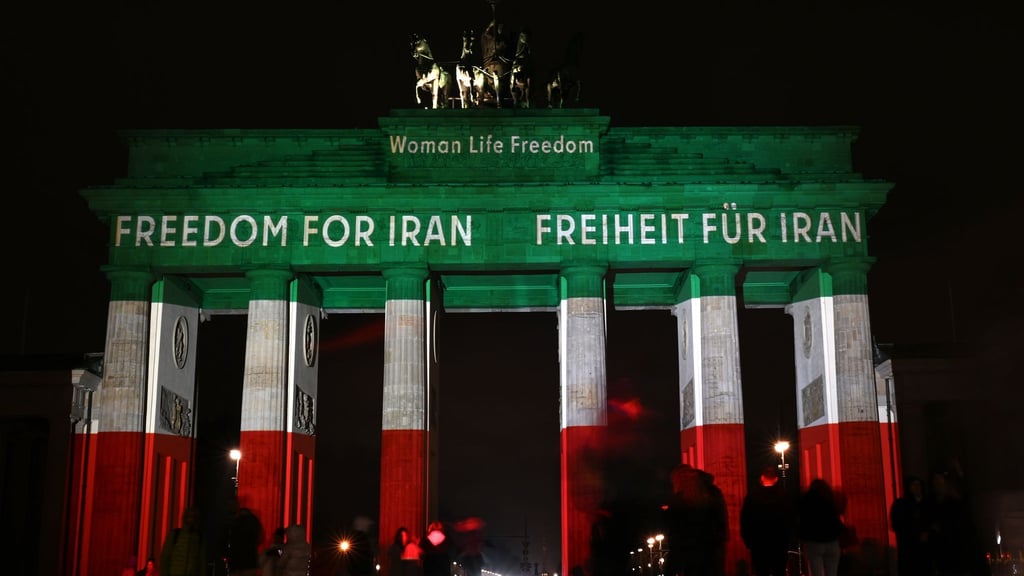 In den Farben des Iran: das Brandenburger Tor.