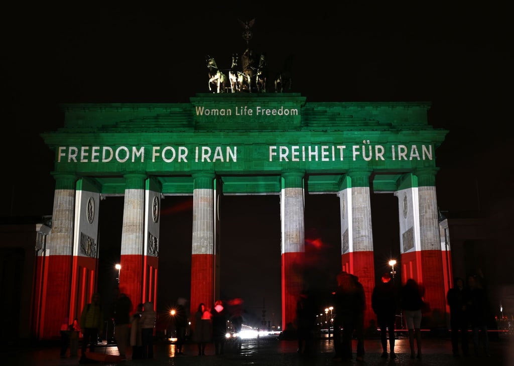 In den Farben des Iran: das Brandenburger Tor.