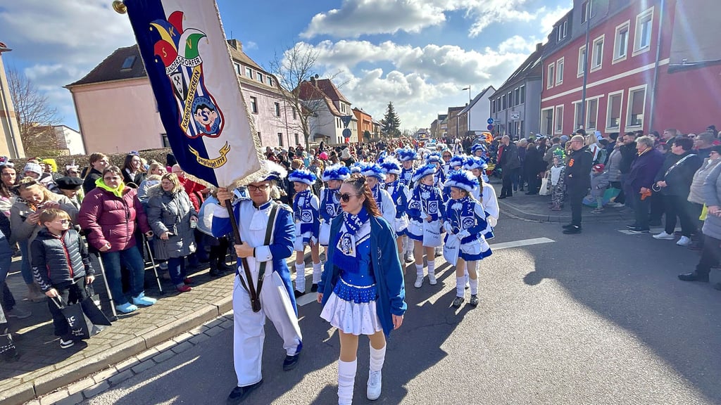 Entlang der Strecke wird gefeiert und gewunken – gleichzeitig müssen zahlreiche Zufahrten mit Fahrzeugen gesperrt werden.