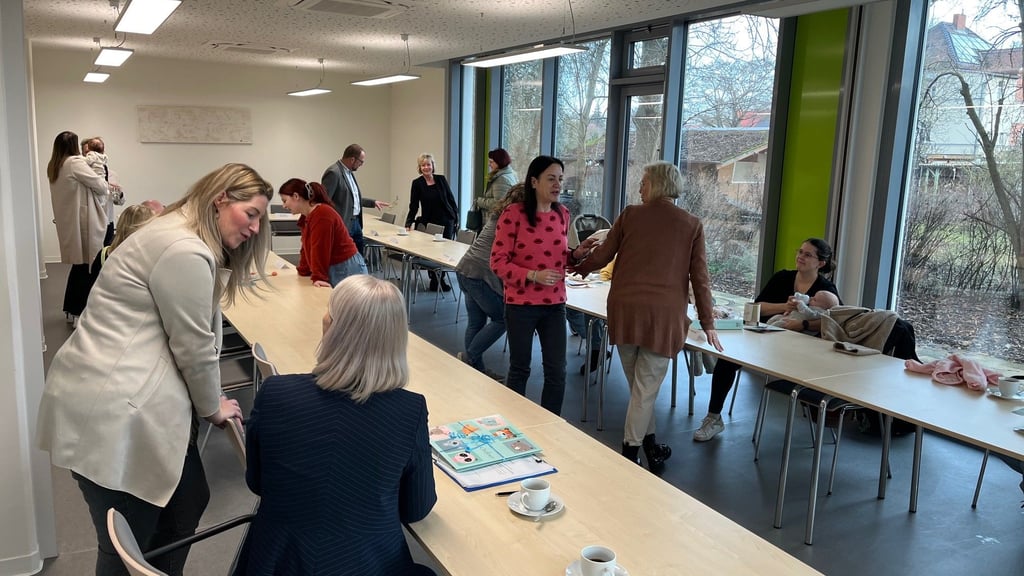 <source>Foto: Gemeinde Biederitz<sha1>Kdf2Z4b4r9g0Va5qs62z053TW3c</sha1><p>Ein Baby verändert das ganze Leben. Es dauert etwas, bis das Leben umgestellt ist. Und ist es neu geordnet, fängt man von vorne an, denn dann ist das Baby-Jahr zu Ende. Wie geht's dann weiter? Wen kann man fragen? In Biederitz will man jungen Familien genau diese Fragen beantworten.</p><p>Deshalb fand kürzlich die dritte Begrüßungsveranstaltung für junge Familien mit Neugeborenen statt. Viele Familien folgten der Einladung und erlebten einen informativen und herzlichen Vormittag, der von der Gemeinde Biederitz ausgerichtet wurde.</p><h2>Junge Familien lernen sich kennen - ein wichtiger Austausch</h2><p>Die Veranstaltung bot den teilnehmenden Familien nicht nur die Möglichkeit, sich kennenzulernen, sondern auch, sich intensiv mit den Angeboten und Leistungen den Kitas der Gemeinde auseinanderzusetzen. </p><p>Hierzu stellten die Leiterinnen der Kitas sich persönlich vor und gaben einen Einblick in das pädagogische Konzept sowie die vielfältigen Betreuungs- und Fördermöglichkeiten für die Kinder.</p><p>Mit dabei war auch wieder Frau Franke, Hebamme von „Dein Familiendorf“, die ihr Konzept vorstellte und wertvolle Informationen zur Unterstützung junger Familien gab.</p><h2>Viele Helfer für das Treffen</h2><p>„Ein besonderer Dank gilt unseren großzügigen Sponsoren“, betonte Bürgermeister Kay Gericke, ohne deren Unterstützung die Veranstaltung nicht möglich gewesen wäre: die Volksbank Jerichower Land, Frau Bösener-Brumme, vertreten durch Frau Retzlaff, die Sonnen-Apotheke in Gerwisch, Frau Jung sowie die Hubertus-Apotheke in Biederitz, Frau Witsch.</p><p>„Wir freuen uns darauf, auch in Zukunft junge Familien zu begleiten und ihnen eine liebevolle und unterstützende Umgebung für die ersten Jahre des Kindes zu bieten“, so die Gemeinde weiter.</p>