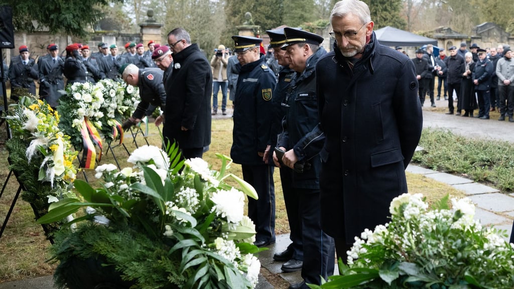Armin Schuster (CDU), Innenminister von Sachsen, nahm an der Gedenkveranstaltung auf dem Dresdner Nordfriedhof teil.