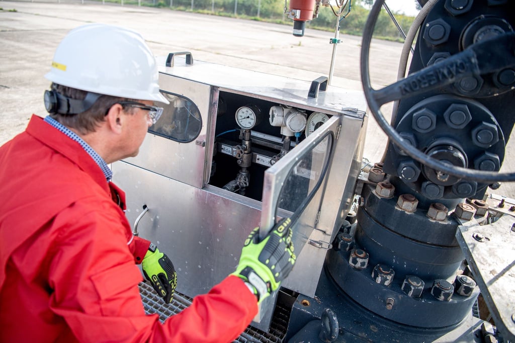 Ein Mitarbeiter von ExxonMobil arbeitet auf einem Gasförderplatz in Niedersachsen. (Archivbild)
