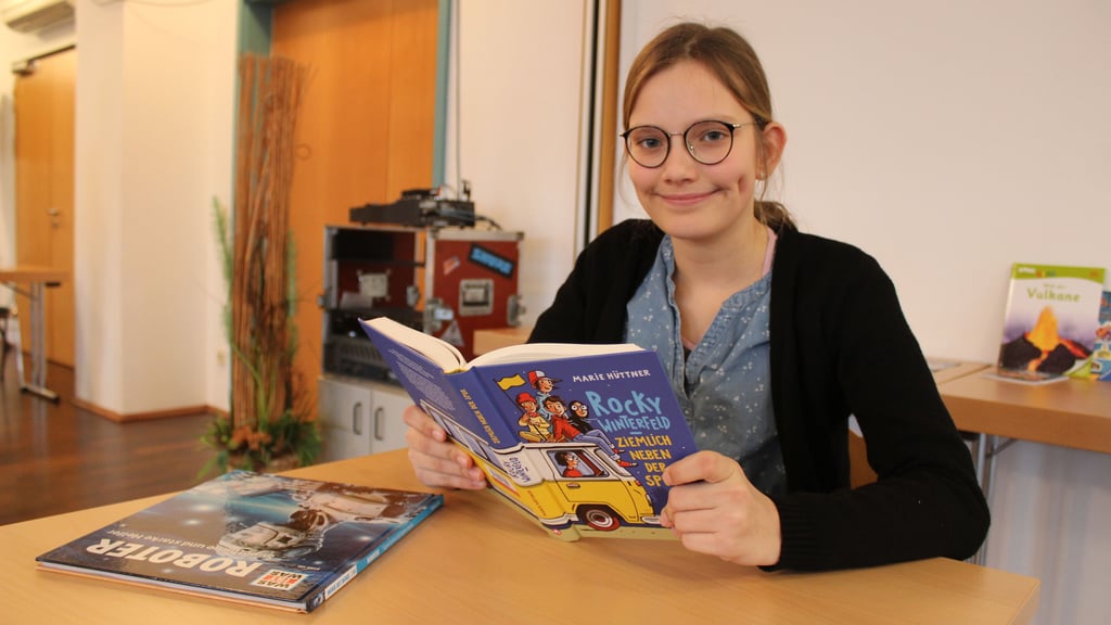 Die Kreisgewinnerin Lusienne Beck vom Börde-Gymnasium in Wanzleben liest sich zum Landeswettbewerb in Magdeburg.
