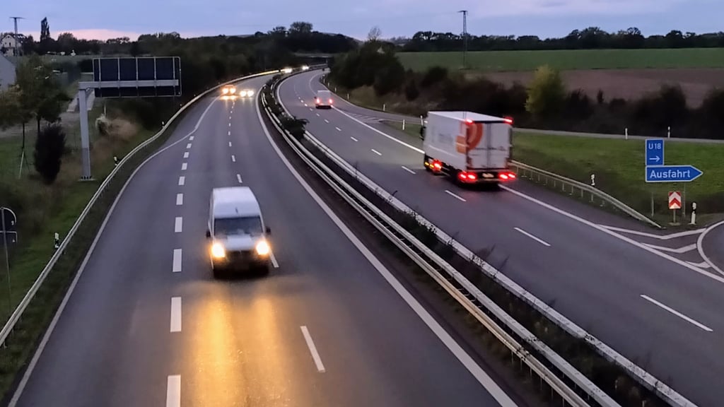 Blick von der Brücke an der Anschlussstelle Wernigerode-Mitte auf die Autobahn 36: Dieser Bereich wird zeitweise gesperrt.