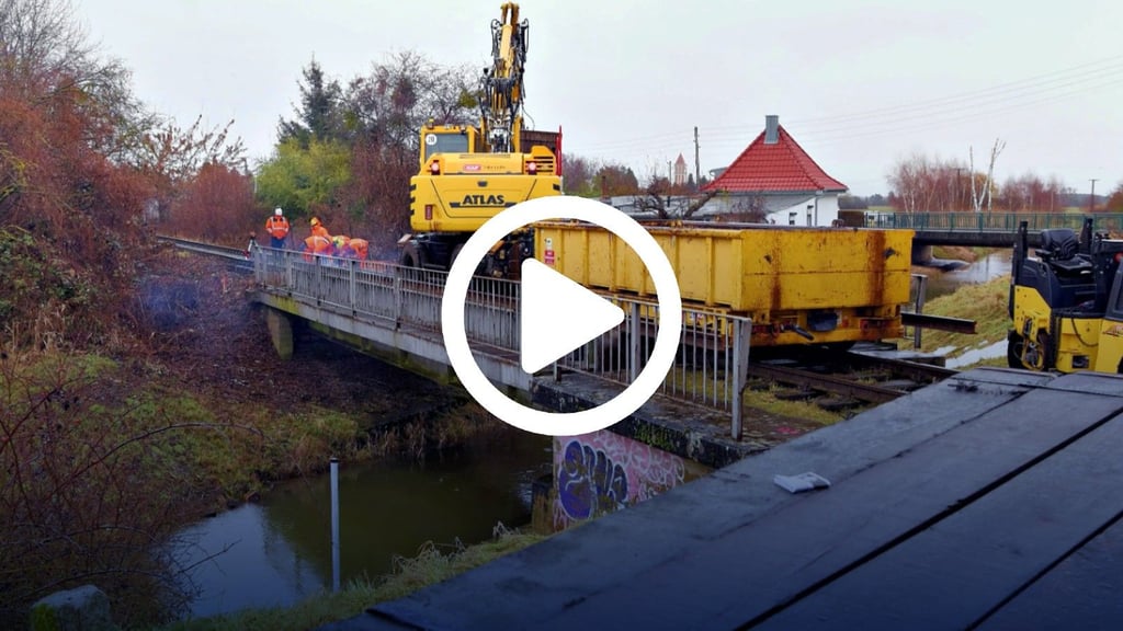 Nicht nur am Bahnübergang in Trebbichau laufen die Arbeiten an der Strecke Köthen – Aken, sondern auch an der Taube-Brücke in Aken.