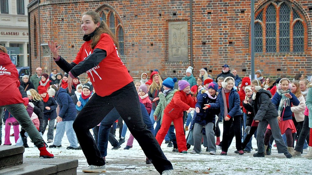 One Billion Rising 2026: Unter Anleitung des TV Popcorn tanzten zahlreiche Menschen auf dem Winckelmannplatz in Stendal. 