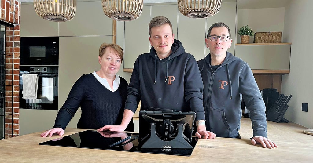 Der neue Chef der Tischlerei Prinz, Tischlermeister Niklas Prinz, mit seinen Eltern Katrin und Andreas Prinz in einer selbst geplanten und gebauten Küche. 