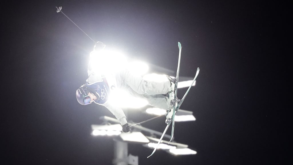 Etwas mehr als eine Woche nach einer Knie-Operation bestreitet Muriel Mohr die Big-Air-Qualifikation.