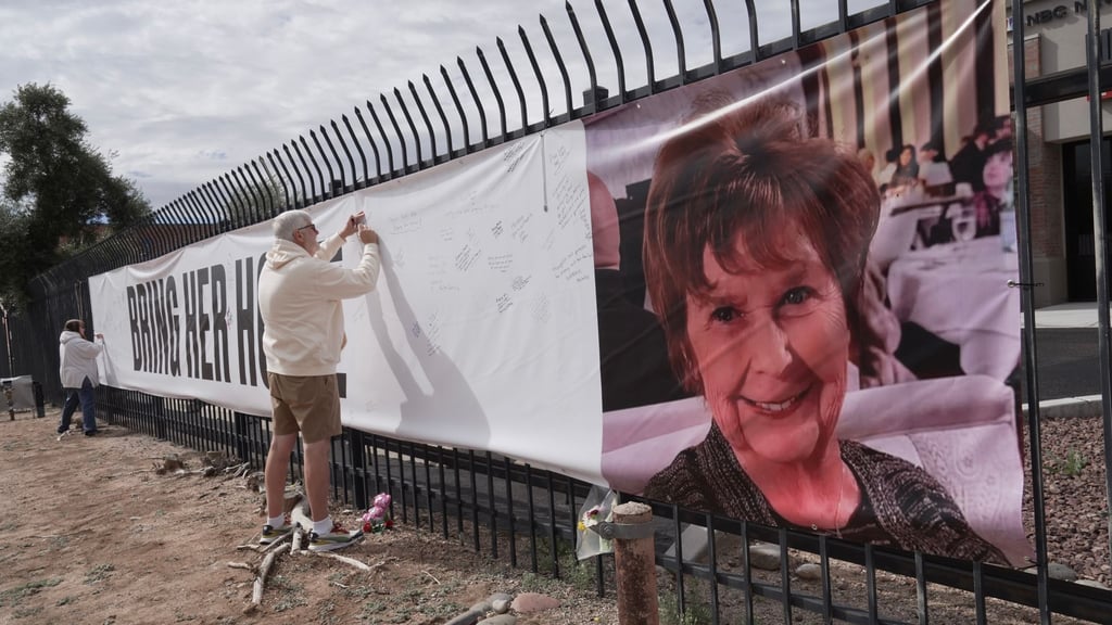 Mit Plakaten versuchen Anwohner die Suche nach der verschwundenen Seniorin Nancy Guthrie in Tuscon, Arizona, zu unterstützen.