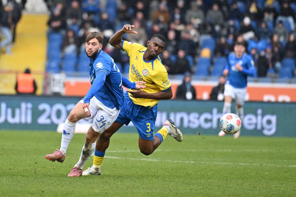 Salomon Nkoa (r, Eintracht Braunschweig) im Zweikampf mit Killian Corredor (SV Darmstadt 98).
