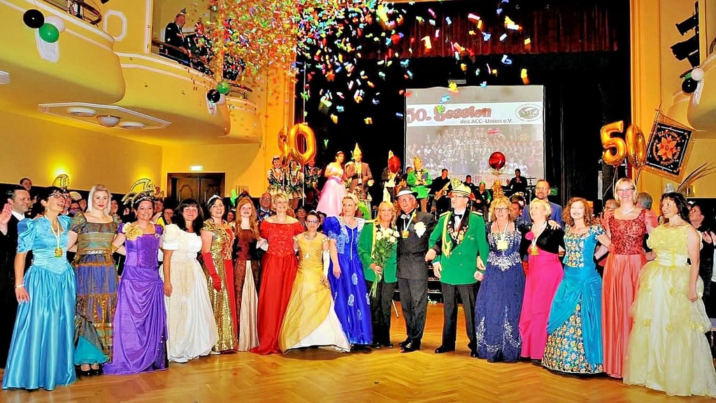 So viele Kleider, so viele Prinzessinnen – Ralf Springer hat sie alle eingekleidet.