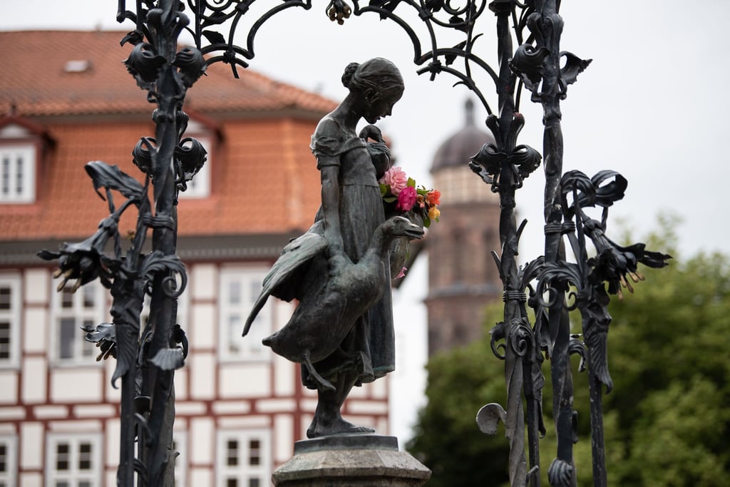 An drei Terminen im Jahr 2026 dürfen Interessierte das Gänseliesel ganz offiziell küssen. (Archivbild)