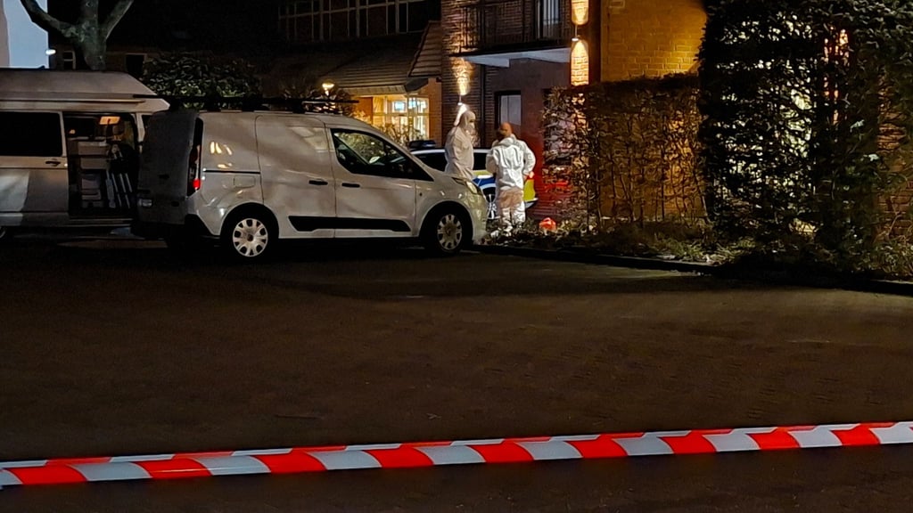 Beim Einbruch in eine Bank in Stuhr bei Bremen sind etliche Schließfächer aufgebrochen worden. Am Tatort arbeitete die Spurensicherung.