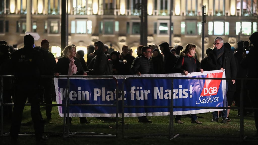 Das Bündnis „Dresden Wi(e)dersetzen“ will Neonazis beim Gedenken an die Zerstörung Dresdens keinen Raum geben (Archivbild).