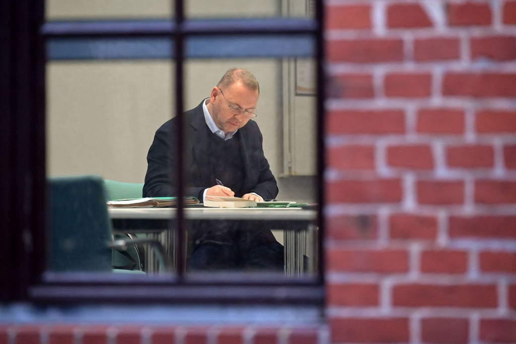 Verdi-Chef Frank Werneke vertiefte sich in Unterlagen.