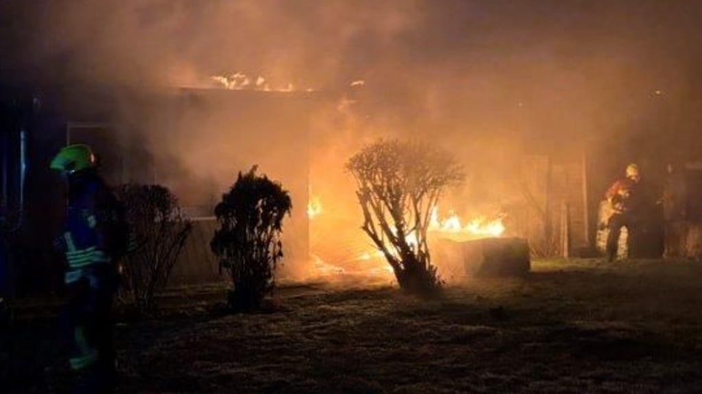 Trotz des Einsatzes mehrerer Feuerwehren aus dem Stadtgebiet Wernigerode brannte die Gartenlaube in der Siedlung Am Tünneckenberg  komplett nieder. 