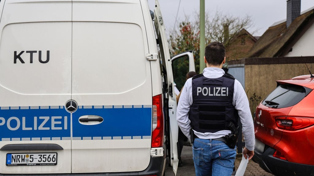 Nach der Tat sicherten Einsatzkräfte Spuren.