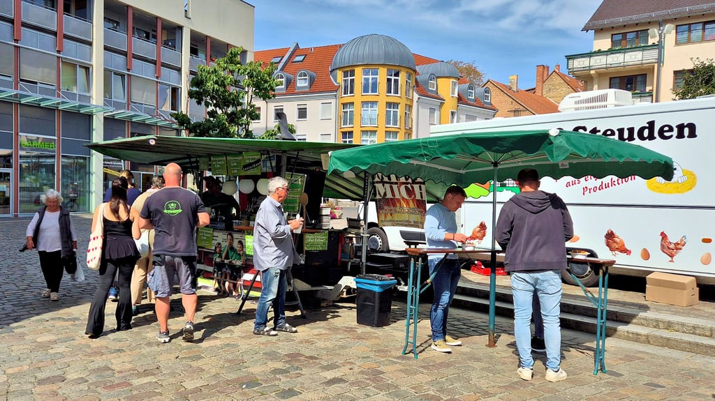 Aktuell betreibt die Marktgilde den Wochenmarkt in Merseburg. Die Stadt will das aber wieder selbst in die Hand zu nehmen. 