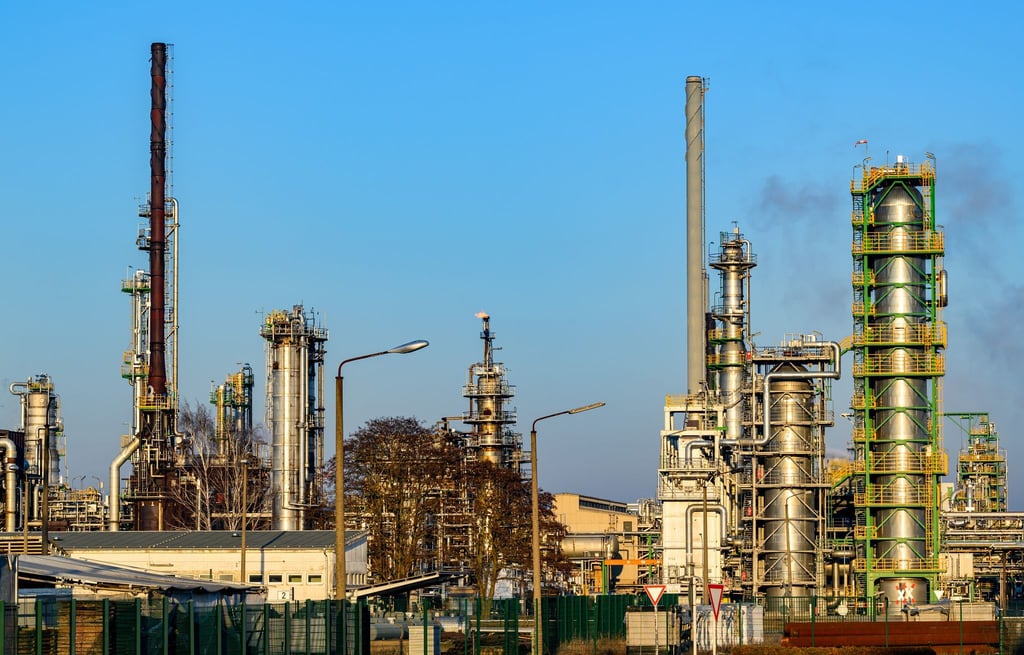 Die PCK-Raffinerie in Schwedt/Oder befürchtet negative Folgen für die Versorgung mit Sprit und Heizöl, falls US-Sanktionen in Kraft treten (Archivbild).