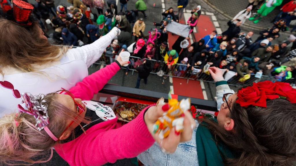 Bei Temperaturen um den Gefrierpunkt feiern Karnevalfans den Ossensamstag.