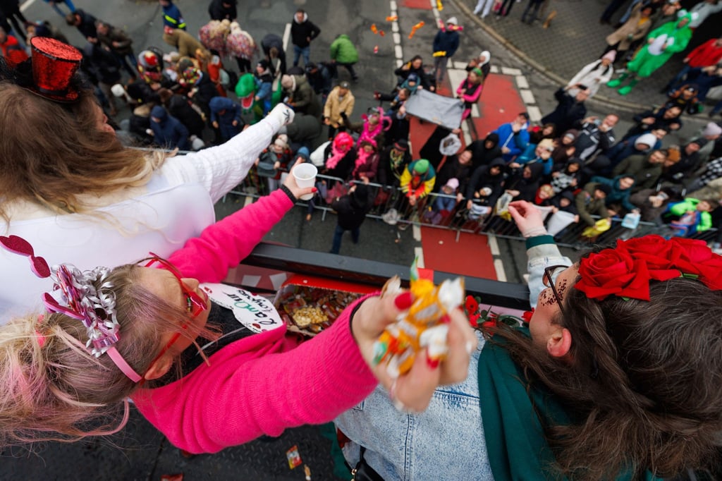 Bei Temperaturen um den Gefrierpunkt feiern Karnevalfans den Ossensamstag.