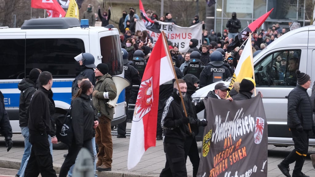 Entlang der Strecke des rechtsextremen Aufmarsches sammelten sich zahlreiche Gegendemonstranten.