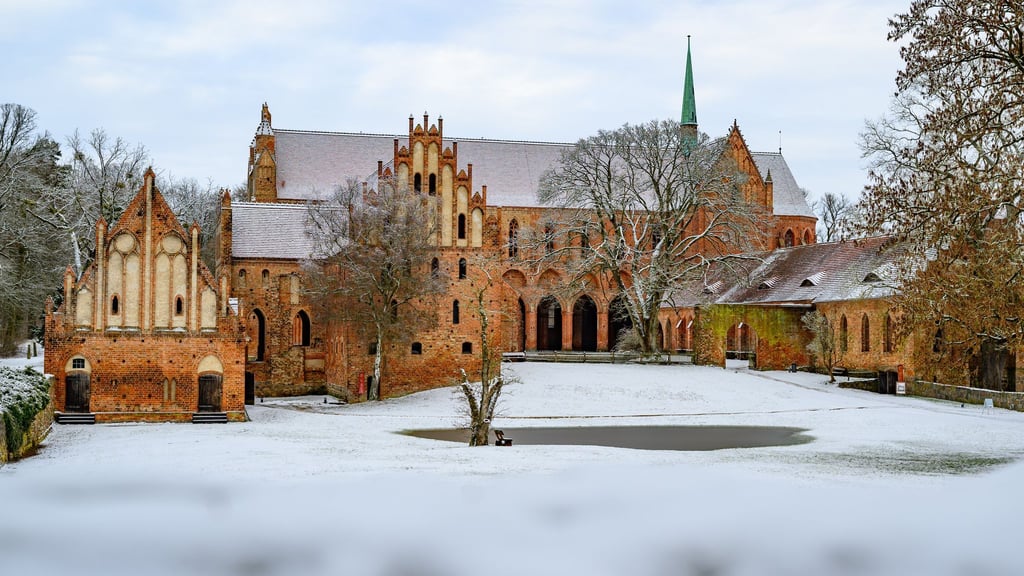 Die Landschaft am Kloster Chorin in Brandenburg ist mit Schnee bedeckt. Auf den Straßen ist ab Samstagabend wieder mit Glätte zu rechnen.