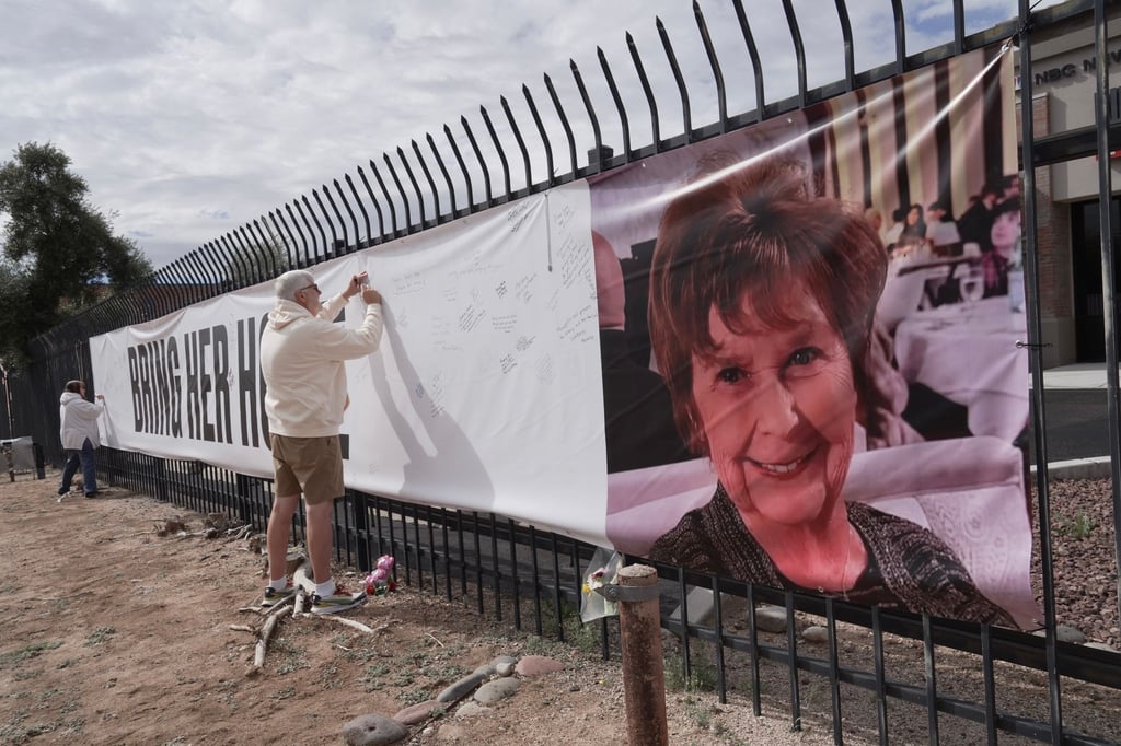 Mit Plakaten versuchen Anwohner die Suche nach der verschwundenen Seniorin Nancy Guthrie in Tuscon, Arizona, zu unterstützen.