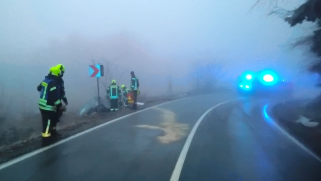 Miserable Sicht und vor allem tückische Glätte: Dies ist einer Skodafahrerin am frühen Samstagmorgen (14. Februar) im Harzkreis zum Verhängnis geworden.