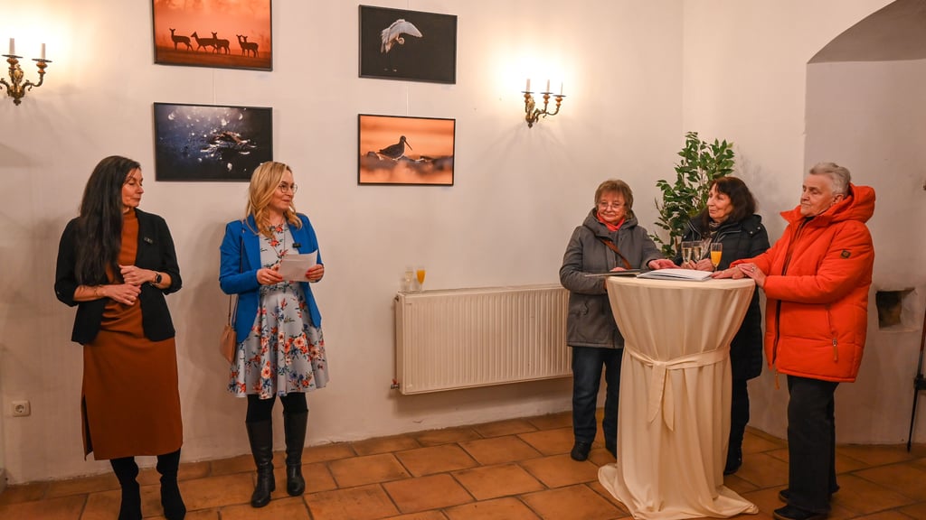 Bürgermeisterin Grit Matz (Zweite von links) hat die Ausstellung der Naturfotografin Mandy Schüßler( links) im Wanzleber Rathaus eröffnet.