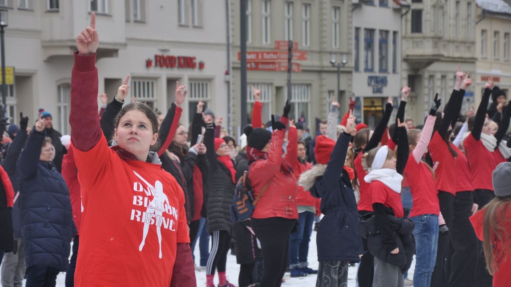 Mit der Tanzaktion auf dem Winckelmannplatz in Stendal wurde ein Zeichen gegen Gewalt an Frauen und Mädchen gesetzt. 