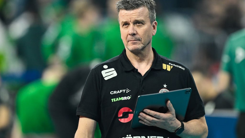 Dresdens Trainer Alexander Waibl beobachtet das Spiel. (Archivbild)