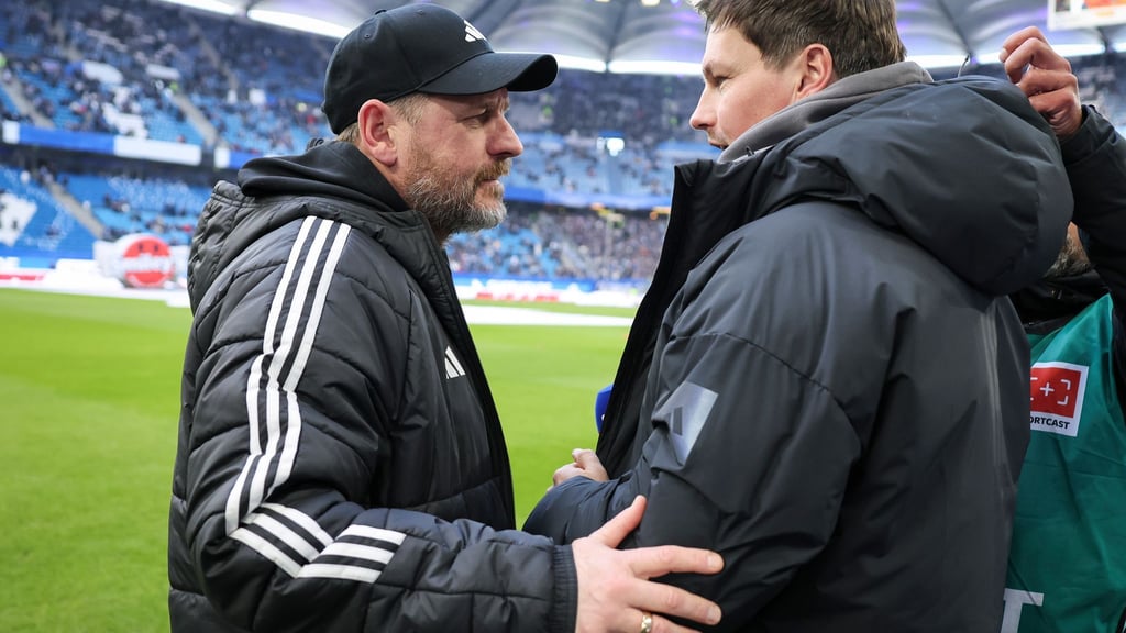 Wiedersehen: HSV-Trainer Merlin Polzin (r) begrüßt seinen einstigen Chef und heutigen Union-Trainer Steffen Baumgart.