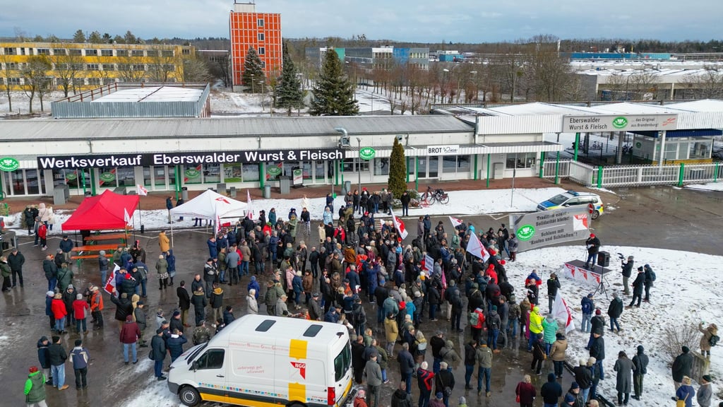 Die Wurstfabrik in Britz bei Eberswalde soll schließen - dagegen gibt es Protest von Beschäftigten.