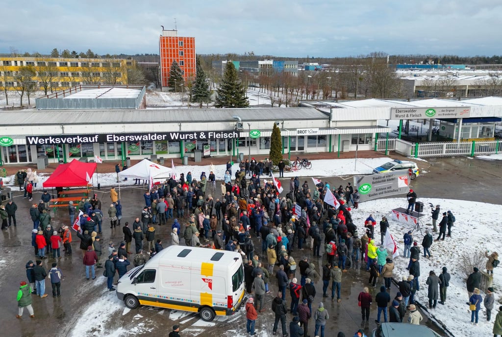 Die Wurstfabrik in Britz bei Eberswalde soll schließen - dagegen gibt es Protest von Beschäftigten.