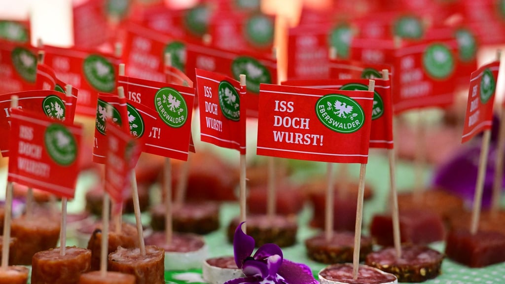 Die Wurst der Marke „Eberswalder“ kommt bald nicht mehr aus Brandenburg. Die traditionsreiche Wurstfabrik in der Region bei Eberswalde schließt. (Symbolbild)