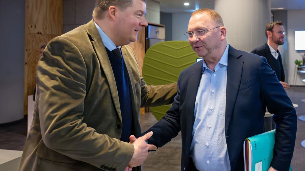 Länder-Verhandlungsführer Andreas Dressel und Verdi-Chef Frank Werneke (r.) haben sich geeinigt. (Archivbild)