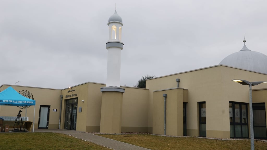 Nach jahrelanger Bauzeit ist eine Moschee der Ahmadiyya Gemeinde in Erfurt eröffnet worden.
