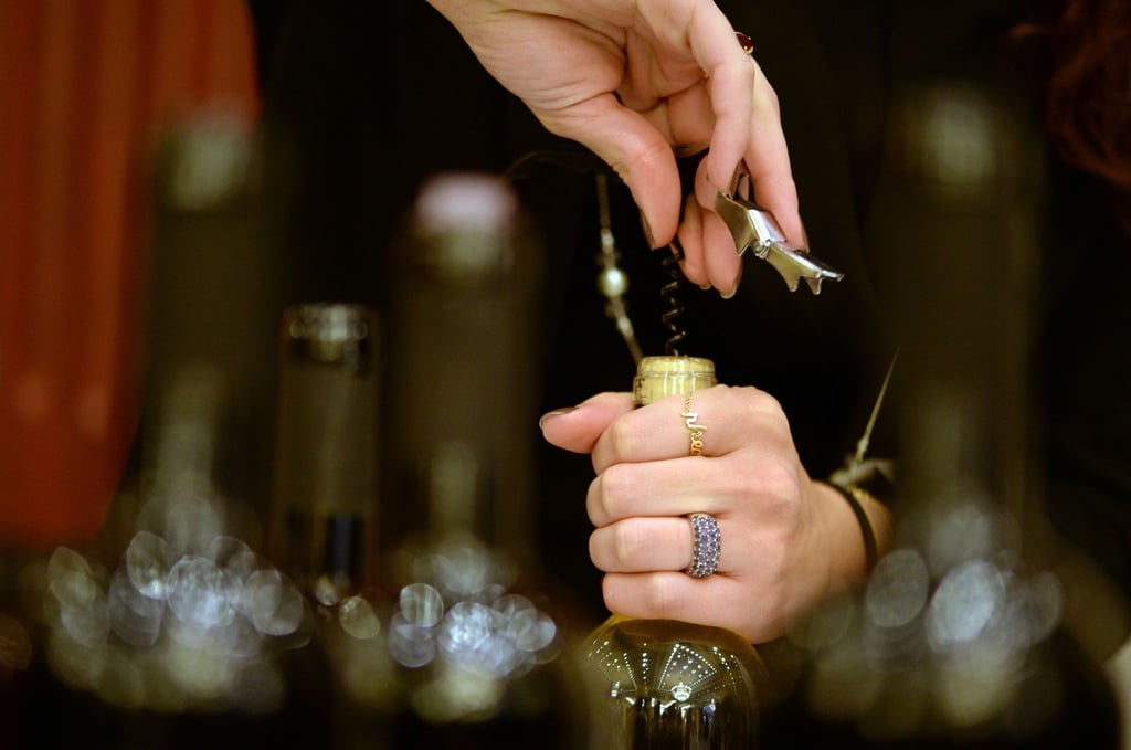 Wenn etwa die gute Flasche Wein im Regal zu Hause nicht zum Alltagsessen passt, gibt es manchmal die Chance, die Flasche mit ins Restaurant zu bringen und dort zum passenderen Menü zu trinken; dafür erhält das Lokal dann ein Korkengeld. (Symbolbild)