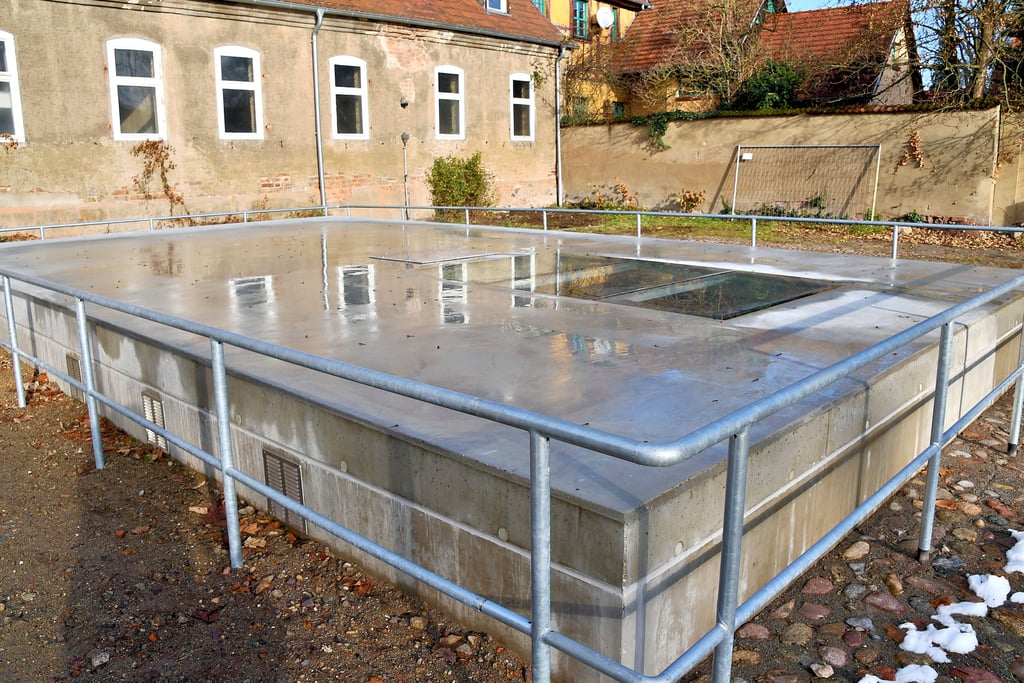 Das Denkmal in Erinnerung an das alte Back- und Bethaus auf dem Hof des Großen Hospitals. Wer die Überreste des Backofens sehen möchte, sollte dazu eine Trittleiter und Taschenlampe mitbringen.