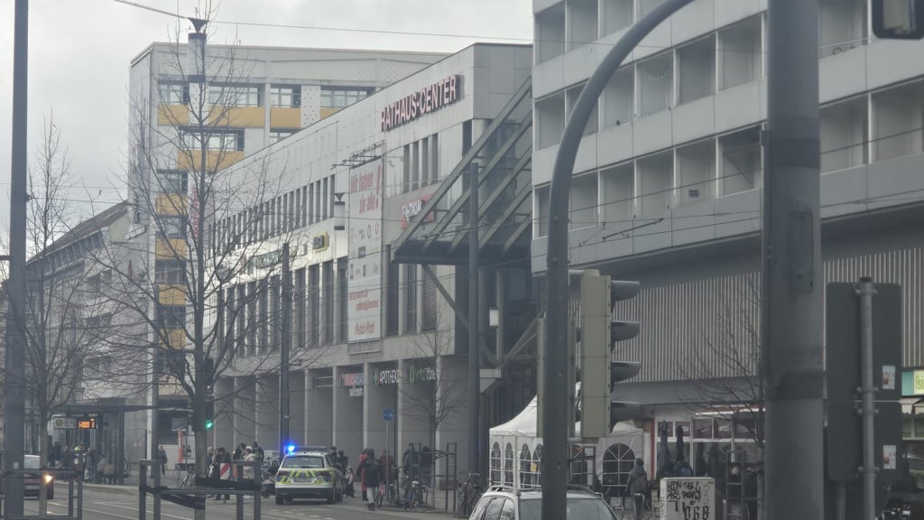 Vor dem Rathauscenter fuhren am Samstag Streifenwagen vor. Grund war ein Raubüberfall.