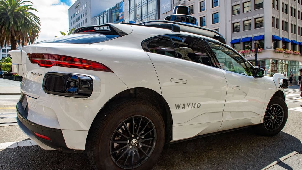 Wenn Fahrgäste die Tür eines der aktuellen Robotaxis von Waymo offenlassen, ist das selbstfahrende Autos oft hilflos. (Archivbild)