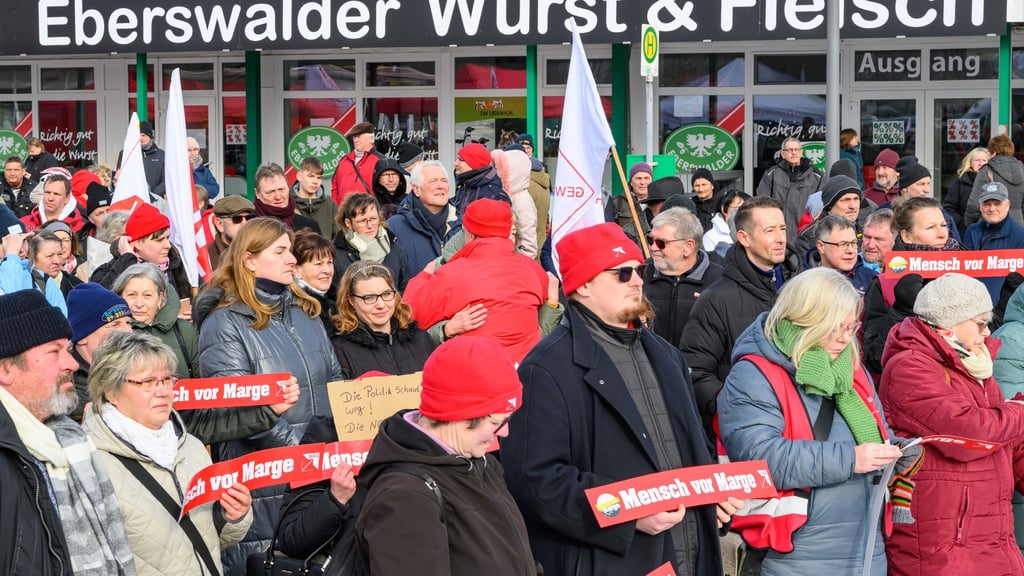 Hunderte Menschen haben gegen die Schließung des Wurstwerks in Britz protestiert.